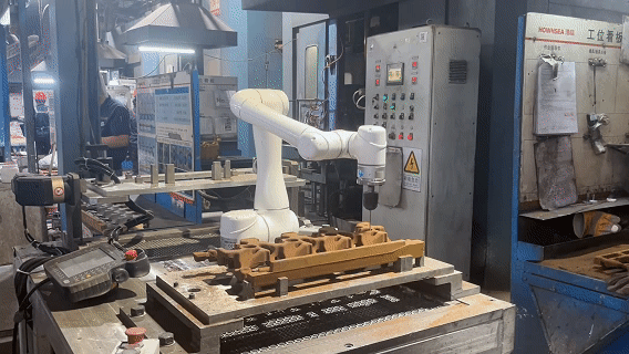 AG庄闲缸盖砂芯自动修芯机器人