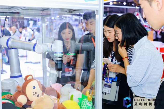 AG庄闲抓娃娃机器人